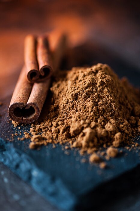 Poster Gemahlener Zimt und Zimtstangen