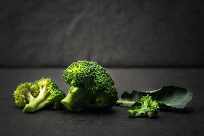 Poster Gemüse Brokkoli auf dunklem Hintergrund