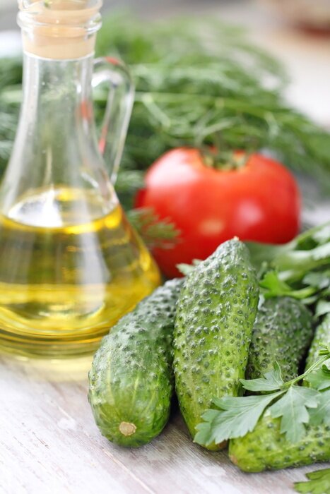 Poster Gemüse Gurken Tomate und Olivenöl