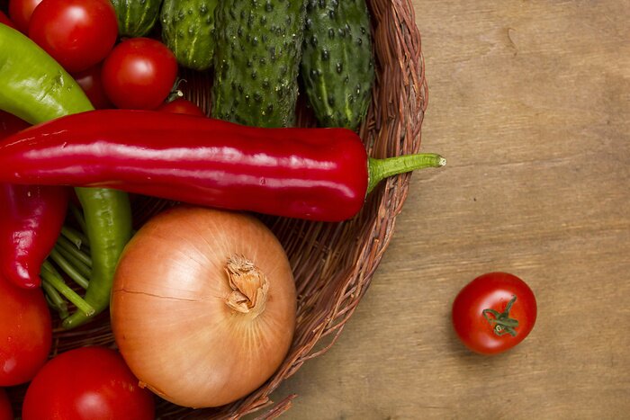 Poster Gemüse Obst in einem geflochtenen Korb