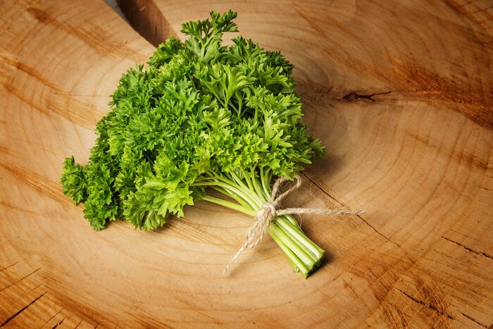 Poster Gemüse Petersilie auf Holz gelegt