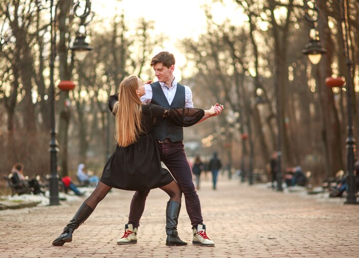 Poster Gesellschaftstanz in einer natürlichen Umgebung