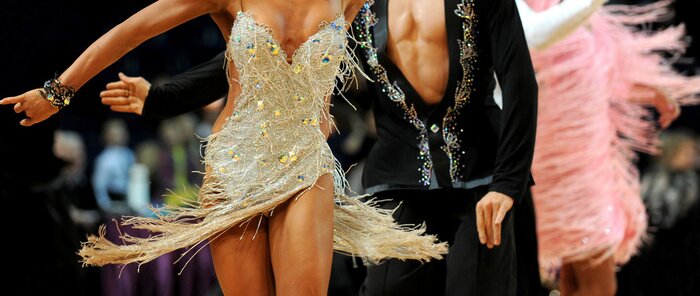 Poster Gesellschaftstanz Tänzer in glitzernden Outfits