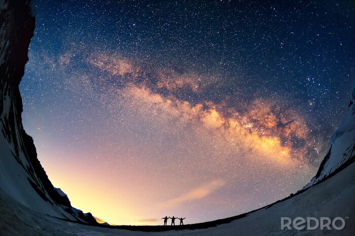 Poster Gestirnter Himmel, Menschen und Berge