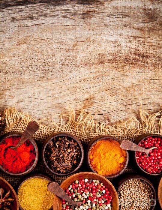 Poster Gewürze auf dem Holztisch