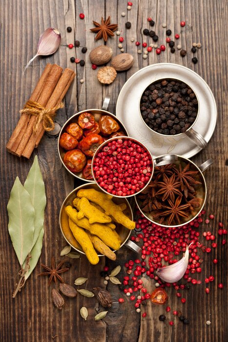 Poster Gewürze auf dem Tisch angeordnet und verstreut