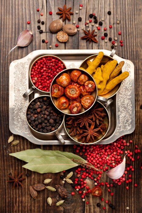 Poster Gewürze auf einem Tablett auf dem Tisch