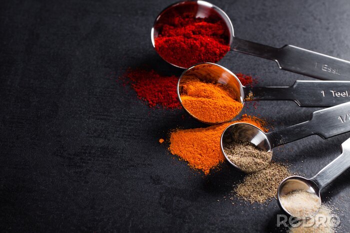 Poster Gewürze auf Küchenmaßstäben