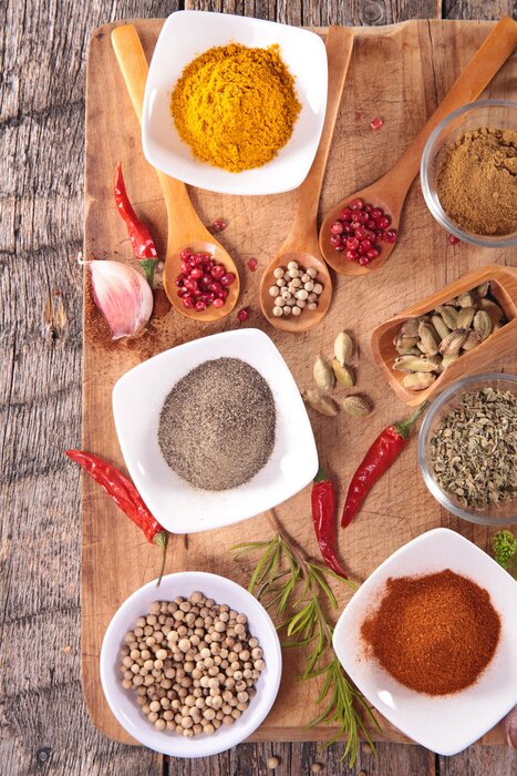 Poster Gewürze auf Löffeln und in Schalen