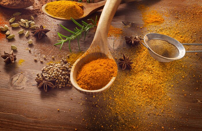 Poster Gewürze Kräuter auf einem Holztisch