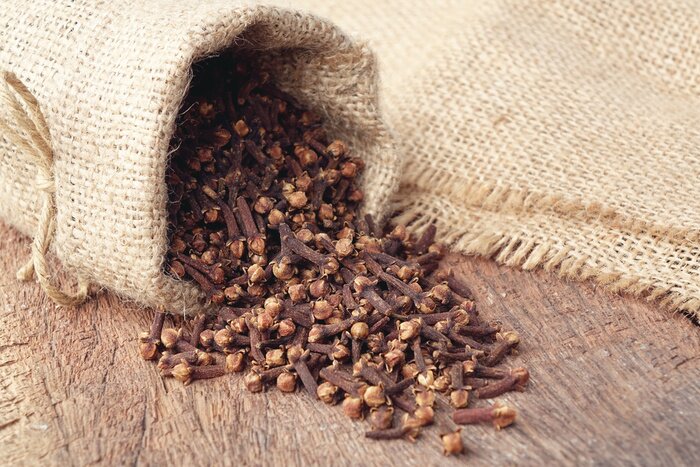 Poster Gewürze Nelken aus einer Tüte verschüttet