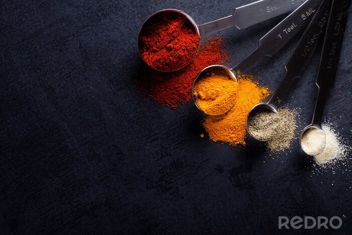 Poster Gewürze schwarz Hintergrund verschiedenfarbiges Pulver