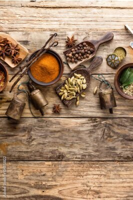 Poster Gewürze und dekorative Glöckchen auf einer hölzernen Arbeitsplatte arrangiert.