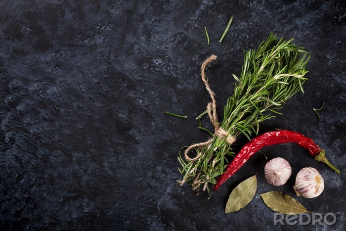 Poster Gewürze und Kräuter auf einem Steintablett