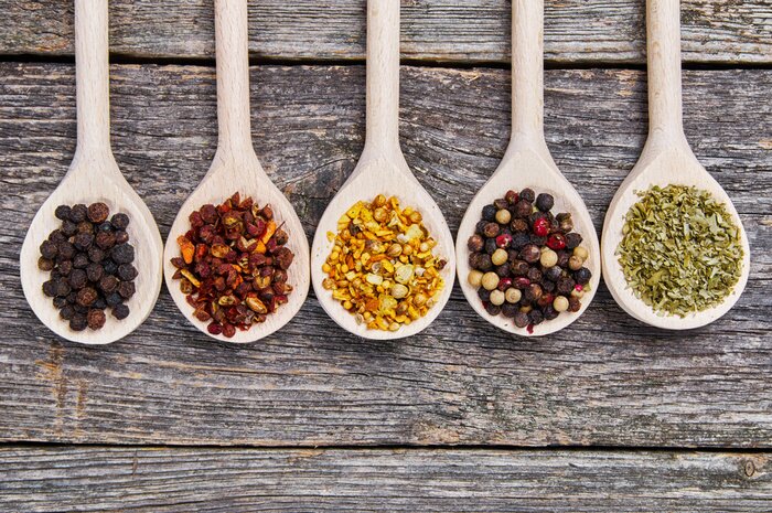 Poster Gewürze verschiedener Art auf Löffeln
