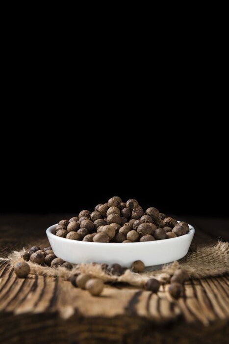 Poster Gewürzte türkischer Pfeffer auf dunklem Hintergrund