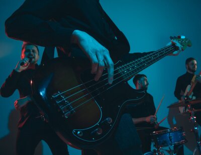 Poster Gitarrist mit Band im Hintergrund