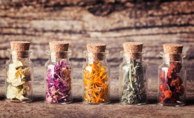 Poster Gläser mit getrockneten Kräutern und Blumen auf Holz