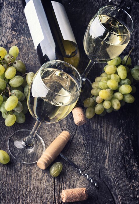 Poster Gläser Weißwein auf dunklem Holz