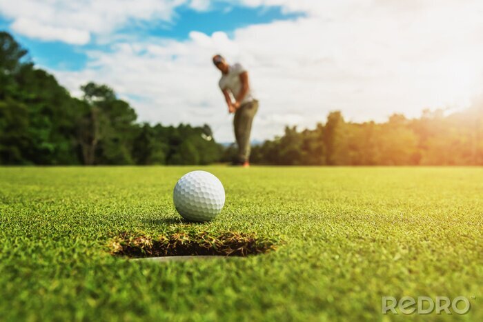 Poster Golfball auf unscharfem Hintergrund
