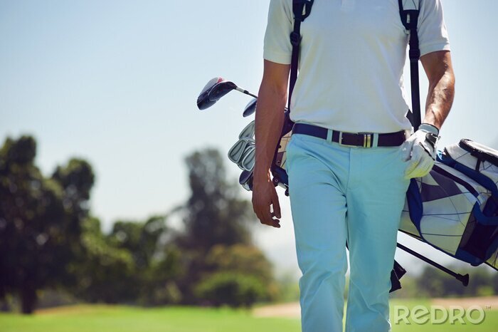 Poster Golfspieler, der über den Golfplatz läuft