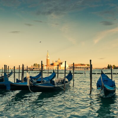 Gondeln und Insel Venedig