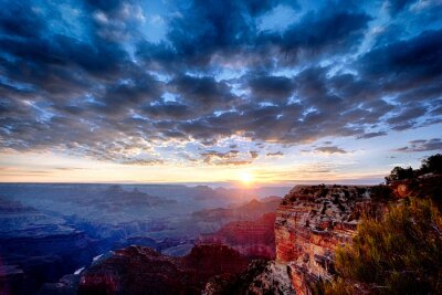 Grand Canyon und dunkle Wolken
