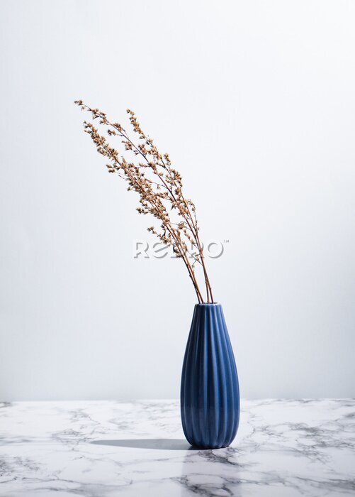 Poster Gras in einer minimalistischen Zusammensetzung einer marineblauen Vase