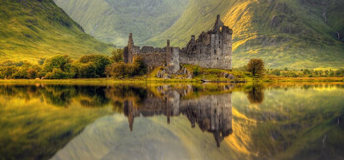 Poster Grüne Landschaft mit dem Kilchurn Castle