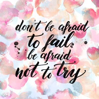 Haben Sie keine Angst zu scheitern, haben Angst nicht zu versuchen. Inspirationszitat über Leben, Liebe und Herausforderungen. Tinte Kalligraphie an Pastell rosa Aquarell Hintergrund