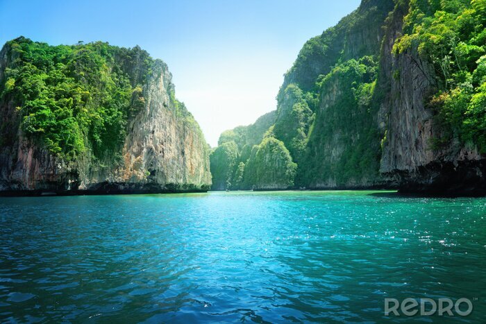 Poster Heitere Landschaft mit Felsen