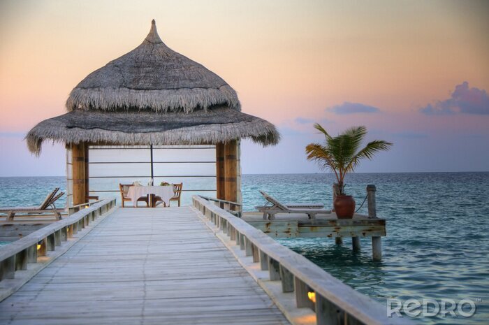 Poster Heller Steg mit Palmenblättern