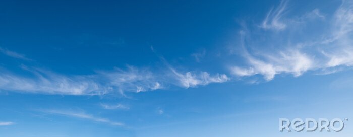 Poster Himmel von einem Wolkenband durchschnitten