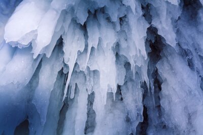 Himmelblaue Gletschereiszapfen