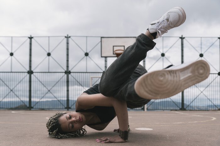 Poster Hip-Hop-Tänzerin auf dem Feld