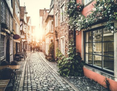 Fototapete Historische Straße in Europa bei Sonnenuntergang mit Retro-Vintage-Effekt