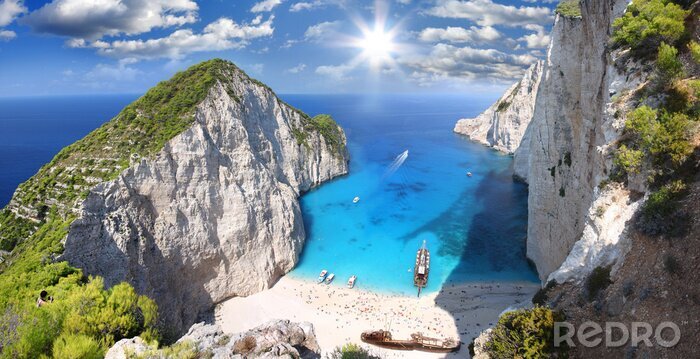 Poster Hohe Berge und Strand in Griechenland