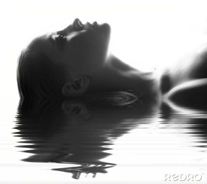 Poster Im Wasser liegende Frau
