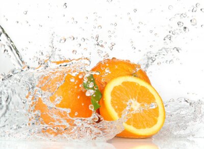 In Wasser getauchte Orangen