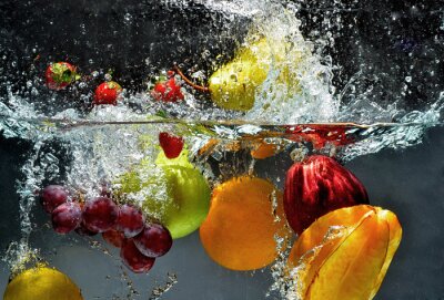 Ins Wasser geworfene Früchte