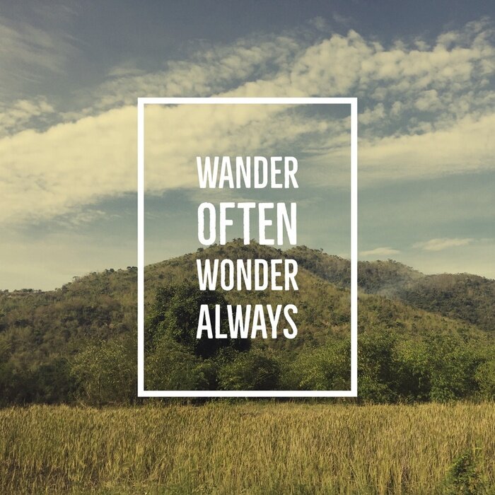 Poster Inspirational Motivationszitat "wandert oft, Wunder immer" auf Berghintergrund.