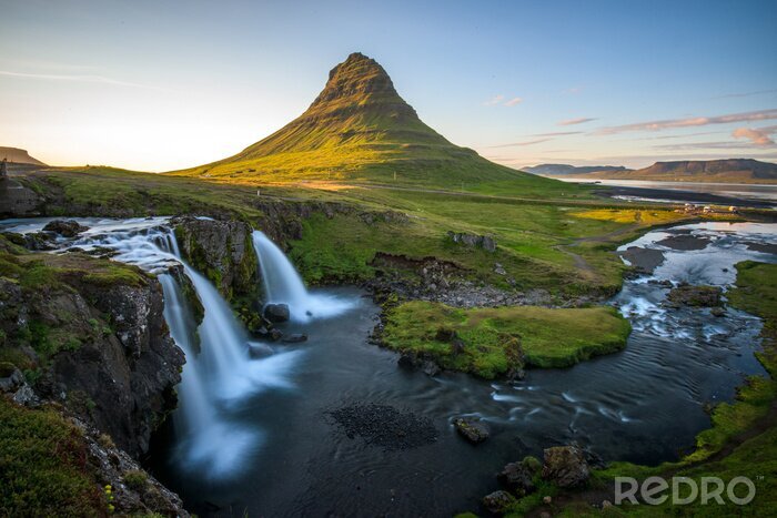 Poster Isländischer Wasserfall in der Nähe des Berges