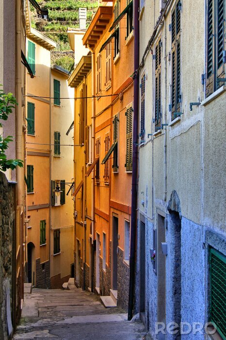 Poster Italienische Gasse zwischen hohen Häusern