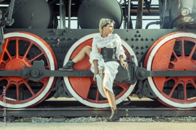 Poster Junge Frau im Steampunk-Stil vor dem Hintergrund einer Lokomotive