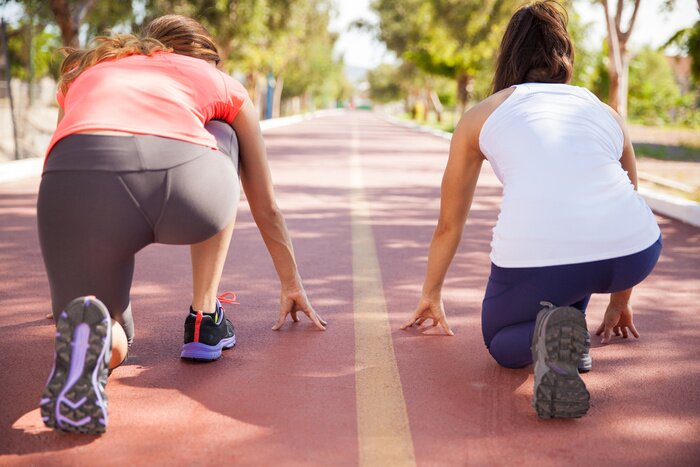 Poster Junge Läuferinnen bereit zum Sprint