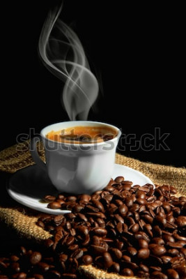 Poster Kaffee in einer Tasse zwischen verstreuten Bohnen