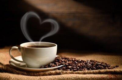 Kaffeebohnen und heißer Espresso