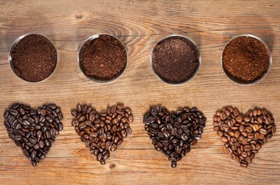 Poster Kaffeesorten Herzen aus Bohnen angeordnet