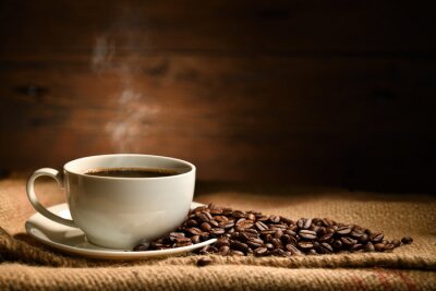 Kaffeetasse und Bohnen im Sack