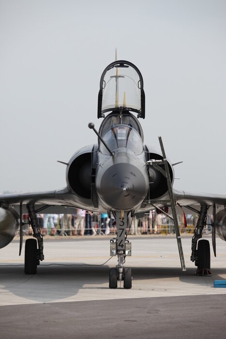 Poster Kampfflugzeug auf einer Landebahn